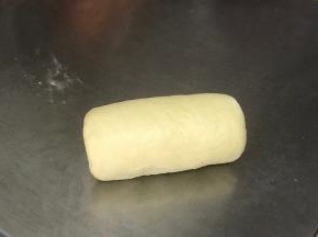 由上到下卷起，宽度保持一致。