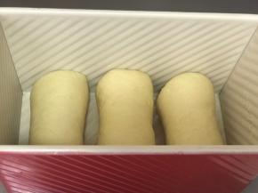 依次完成所有后放入吐司盒，摆放时留出一定空隙。