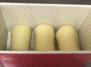 依次完成所有后放入吐司盒，摆放时留出一定空隙。