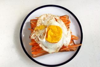 铺上胡萝卜丝和煎蛋，中间都可以挤些沙拉酱。