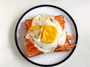 铺上胡萝卜丝和煎蛋，中间都可以挤些沙拉酱。