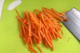 胡萝卜去皮切丝。