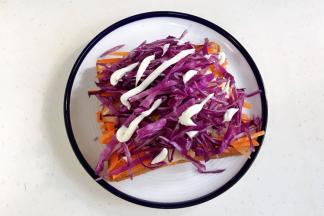 接着放上紫甘蓝，挤沙拉酱，铺上另一片吐司。