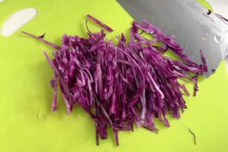 紫甘蓝用清水冲洗干净，沥干水分，用刀切丝。