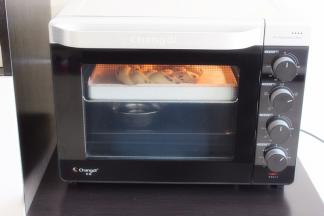 烤箱装一盘冷水放入烤箱下面，把烤盘放入烤箱，按发酵键，45分钟，38度。