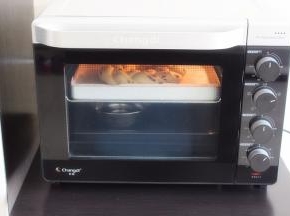 烤箱装一盘冷水放入烤箱下面，把烤盘放入烤箱，按发酵键，45分钟，38度。