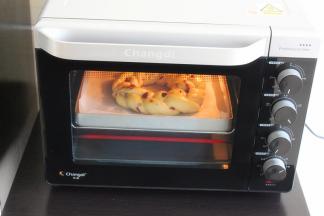 烤箱预热，上火165度，下火180度，22分钟，烤好的面包，取出，放凉。烤箱上层显示65度，其实是165度，我拍照的时候，正当跳动数字。