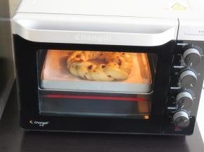 烤箱预热，上火165度，下火180度，22分钟，烤好的面包，取出，放凉。烤箱上层显示65度，其实是165度，我拍照的时候，正当跳动数字。