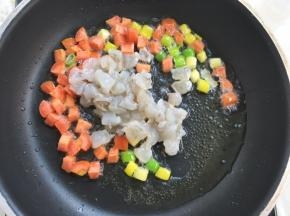 加入腌制好的虾丁，翻炒至虾肉变红
