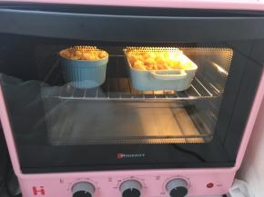 之后放入烤箱内烘烤15分钟，表面上色即可