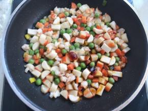 加入调味料翻炒均匀