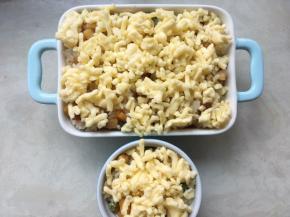 在表面撒上适量的马苏里拉芝士碎