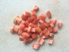 胡萝卜洗干净切丁，葱切碎末
