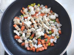 加鳕鱼丁跟蟹棒丁翻炒