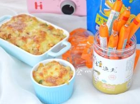 出炉就可以吃啦，美味的海鲜饭搭配上芝士，第一勺下去会有长长的拉丝，吃起来特别过瘾