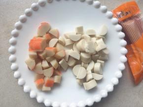 鳕鱼肠跟蟹味棒去皮，切成丁，装盘备用
