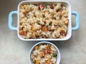 将炒好的海鲜饭装入焗碗内，烤箱预热190度