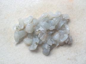 之后将虾切成碎段
