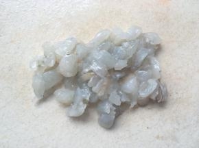 之后将虾切成碎段
