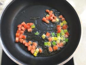 有一点油温时加葱末跟胡萝卜丁翻炒
