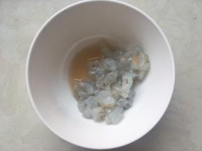 碗内加虾丁、料酒搅拌均匀腌制半个小时
