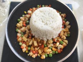 加入一碗米饭，翻炒均匀之后关火
