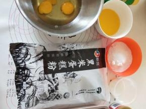 黄油融化并且保温在40度左右，粉类过筛备用。