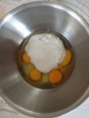 鸡蛋加细砂糖，盐，打发到膨胀发白。