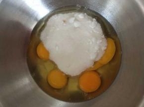 鸡蛋加细砂糖，盐，打发到膨胀发白。