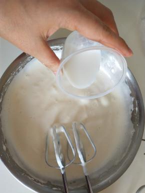 分次加入牛奶继续打发