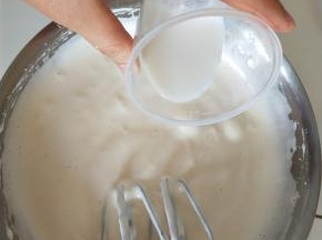 分次加入牛奶继续打发