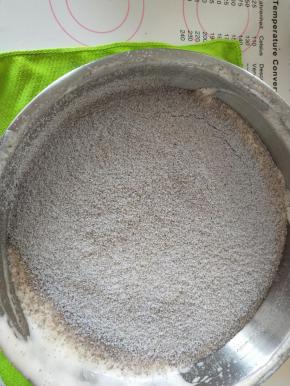 加入过筛的黑米粉，泡打粉，芝士粉拌匀，动作轻柔。再加入黄油拌匀