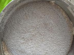 加入过筛的黑米粉，泡打粉，芝士粉拌匀，动作轻柔。再加入黄油拌匀