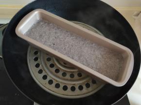 倒入模具中，震出气泡。表面盖保鲜膜。
上锅大火蒸18到20分钟即可！