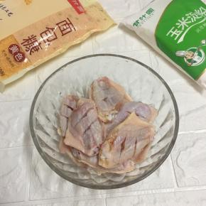 鸡翅洗净沥干水，在背面画两刀放入碗中。