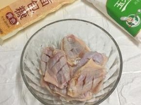 鸡翅洗净沥干水，在背面画两刀放入碗中。