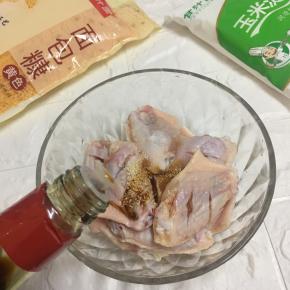 调入盐和鸡精，倒入酱油。