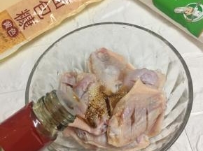 调入盐和鸡精，倒入酱油。