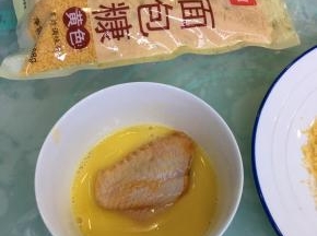 鸡蛋打散，将腌好的鸡翅裹上鸡蛋液。