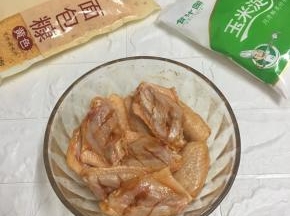 用手抓匀，包上保鲜膜放入冰箱冷藏入味2个钟头左右。