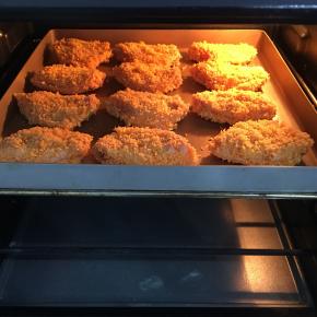 送入事先预热好的烤箱中层，上下火200度，20分钟。