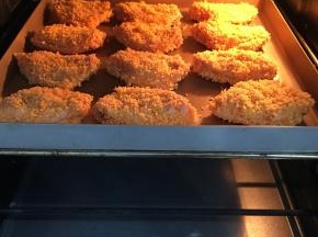 送入事先预热好的烤箱中层，上下火200度，20分钟。