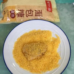 再将鸡翅正反两面裹上甘汁园面包糠，这款面包糠无异味，好用。