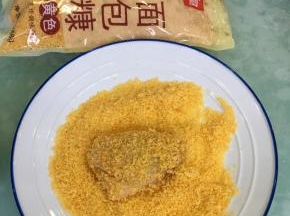 再将鸡翅正反两面裹上甘汁园面包糠，这款面包糠无异味，好用。