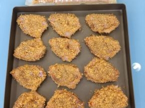 码放入不粘烤盘中。