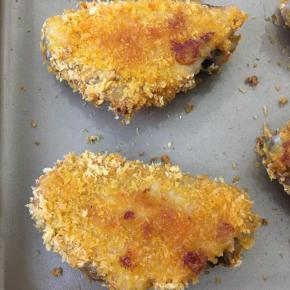 取出鸡翅，逐个翻面。