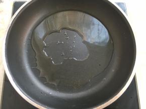 锅内加入适量的植物油，小火加热