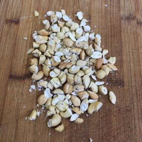 腰果稍微切小一点。