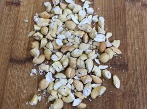 腰果稍微切小一点。