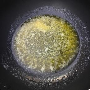 不粘锅里放入黄油，中火煮至融化。